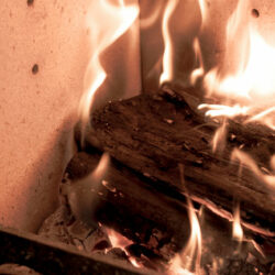 Holzofenfeuer in der destinature Sauna