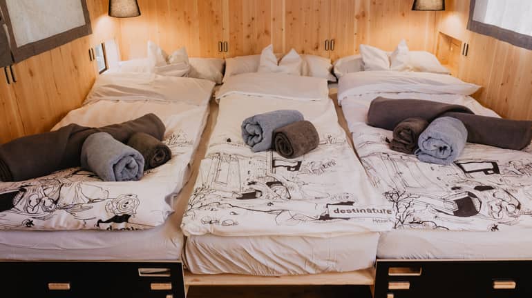 Kombination aus drei Betten in destinature Hütte