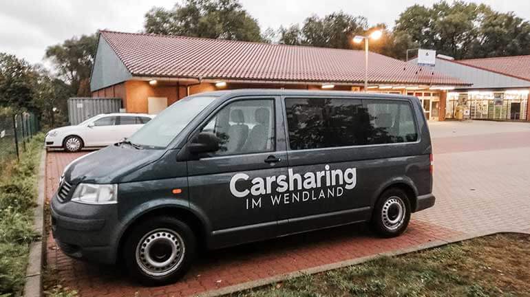 Carsharing Minibus auf dem Parkplatz