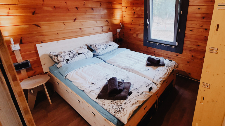 Schlafzimmer Doppelbett Blockhütte destinature
